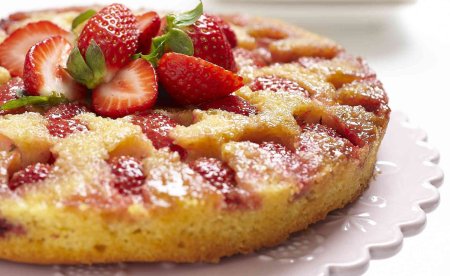 Заливной пирог с клубникой