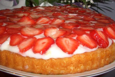 Праздничный домашний пирог с клубникой