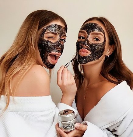 Две девушки в масках