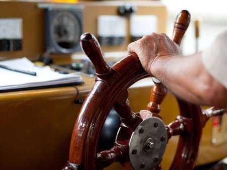 Капитан у штурвала