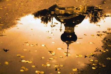 Церковь отражение в луже