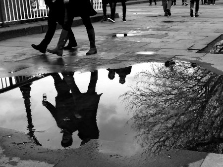Отражение человека в луже