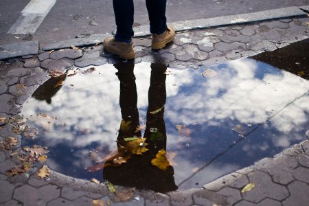 Отражение человека в луже