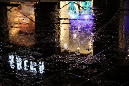 Ночь лужи отражение