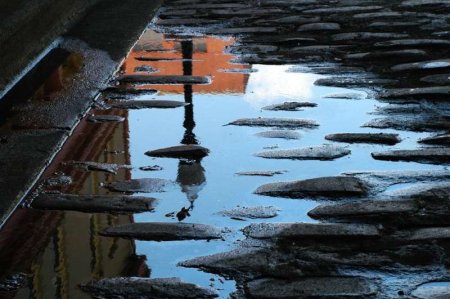 Отражение города в луже