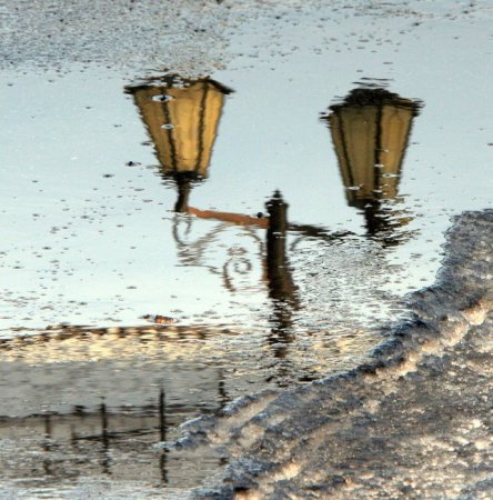 Фонарь отражается в луже