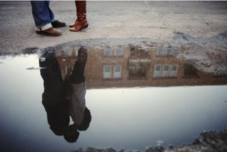Отражение человека в луже