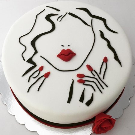 Торт с нарисованной девушкой