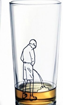 Мальчик писает в стакан