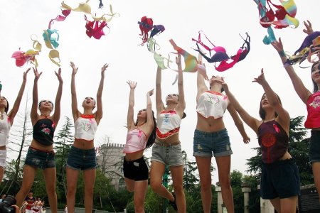 No Bra Day 13 октября