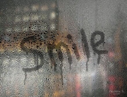 Надпись на мокром стекле