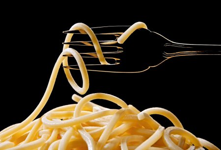 Паста на черном фоне