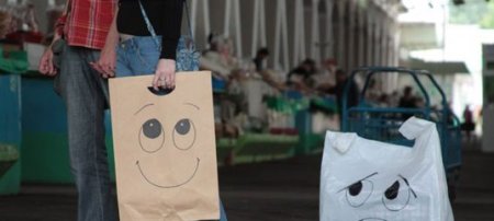 Бумажный пакет экологичнее пластикового.