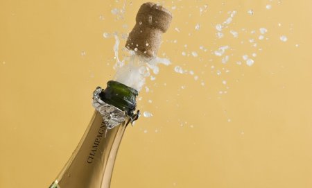 Шампанское в светло зеленой бутылке