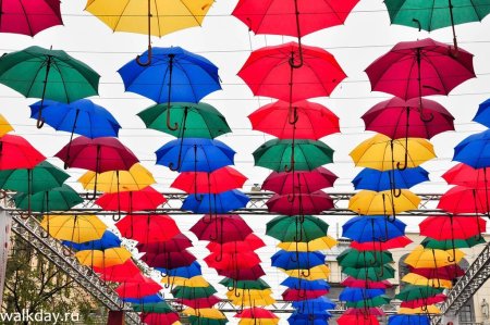 День разноцветных зонтиков