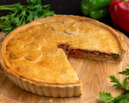 Вкусный мясной пирог