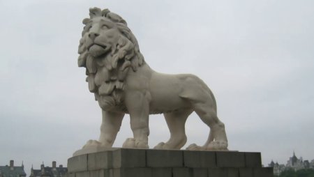 Улыбающийся каменный Лев