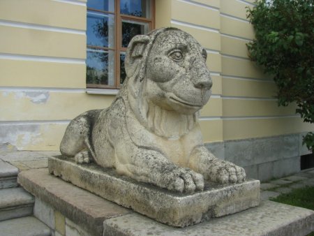 Каменные львы с улыбкой