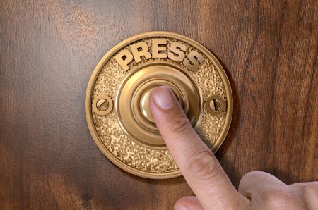 Палец нажимает на дверной звонок