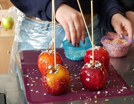 Яблоко в карамельной глазури