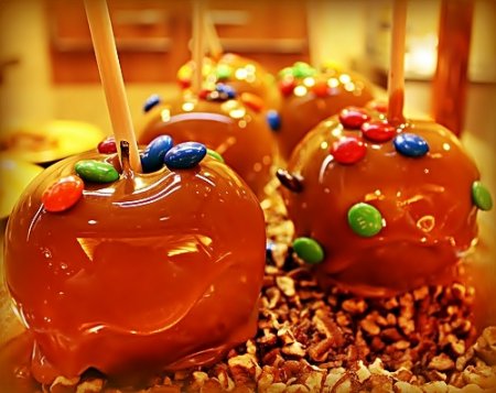 Яблоки в карамели и разноцветными конфетами