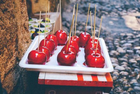 Яблоко на палочке на подносе