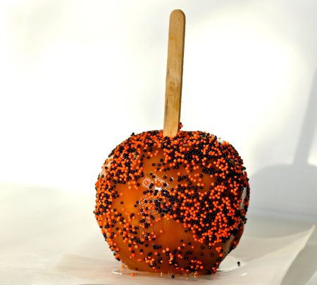 Яблоко в карамели на палочке