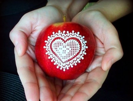 Яблоко расписанное глазурью