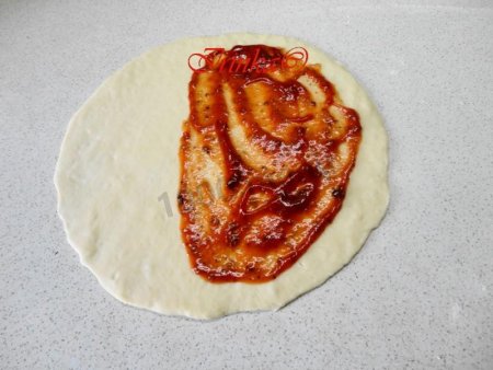 Корж для пиццы смазанный соусом