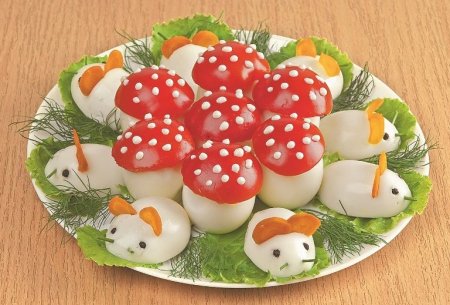 Украшение стола яйцами