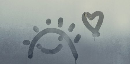 Сердце на запотевшем окне