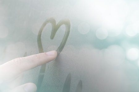 Сердечко на запотевшем окне