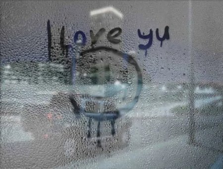 Рисунки на запотевшем окне