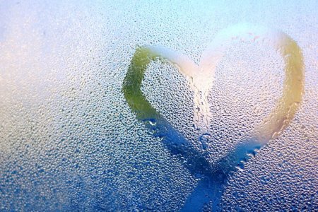 Сердечко на мокром стекле