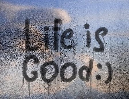 Надпись на запотевшем стекле