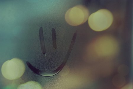 Смайлик на запотевшем стекле