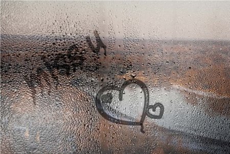 Сердечко на запотевшем стекле