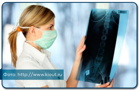 Рентгенолог со снимком