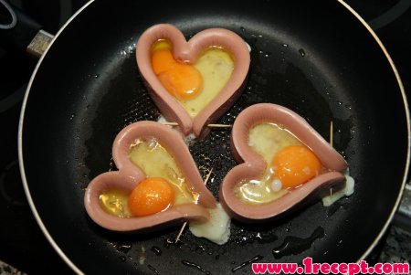 Яйцо в сосиске