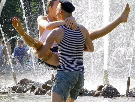 Девушка ВДВ В фонтане