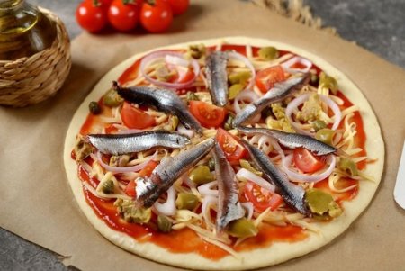 Неаполитанская пицца с анчоусами