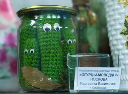 Огурцы в банках прикольные