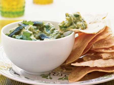 Салат с соусом гуакамоле и курицей