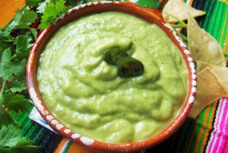 Соус сальса с авокадо из Мексики