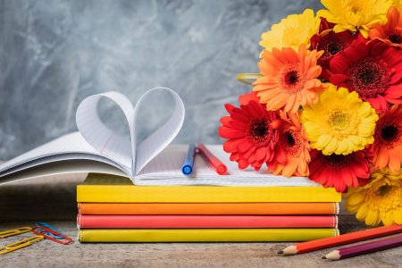Современная открытка к Дню учителя книжная