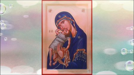 Ребенок улыбается иконе примета