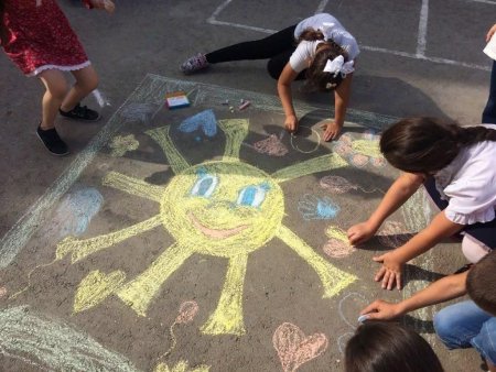 Рисование мелками на асфальте