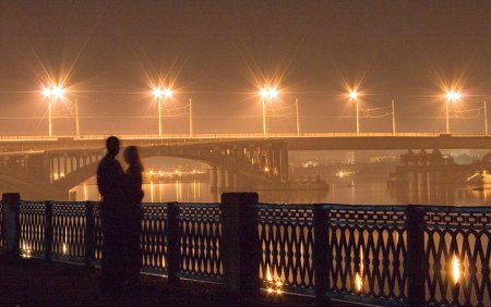 Влюбленные на мосту ночью