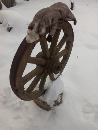 Декор старинного металлического колеса от телеги